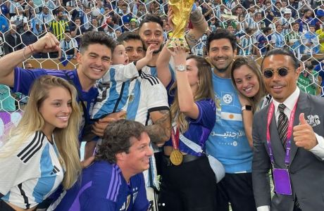 Μουντιάλ 2022: Παίκτης του Πανσερραϊκού άγγιξε και φίλησε το Παγκόσμιο Κύπελλο μέσα στο γήπεδο