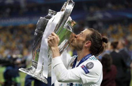 Real Madrid's Gareth Bale celebrates with the trophy after winning the Champions League Final soccer match between Real Madrid and Liverpool at the Olimpiyskiy Stadium in Kiev, Ukraine, Saturday, May 26, 2018. (AP Photo/Pavel Golovkin)