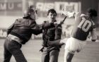 O Mπόμπαν κλωτσάει τον αστυνομικό που έχει χτυπάει οπαδό της Ντινάμο, στον 'αγώνα που ξεκίνησε τον πόλεμο' στη Γιουγκοσλαβία. 
