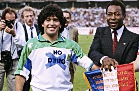 Ο Ντιέγκο Μαραντόνα και ο Πελέ πριν από φιλικό αγώνα της Γαλλίας με τη Μικτή Κόσμου, στο αποχαιρετιστήριο παιχνίδι του Μισέλ Πλατινί έναν χρόνο ύστερα από την απόσυρσή του από το ποδόσφαιρο, Νανσί, Δευτέρα 23 Μαΐου 1988