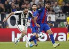 Juventus' Gonzalo Higuain, left, and Barcelona's Andre Gomes go for the ball during a Champions League, quarterfinal, first-leg soccer match between Juventus and Barcelona, at the Juventus Stadium in Turin, Italy, Tuesday, April 11, 2017. (AP Photo/Antonio Calanni)