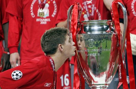 Ο Στίβεν Τζέραρντ ήταν ο αρχηγός της Λίβερπουλ που σήκωσε το τρόπαιο του Champions League στην Κωνσταντινούπολη το 2005