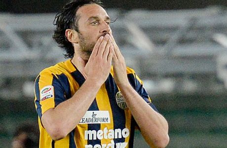 VERONA, ITALY - MAY 08:  Luca Toni  of Hellas Verona celebrates after scoring  his opening goal from the penalty spot during the Serie A match between Hellas Verona FC and Juventus FC at Stadio Marc'Antonio Bentegodi on May 8, 2016 in Verona, Italy.  (Photo by Dino Panato/Getty Images)
