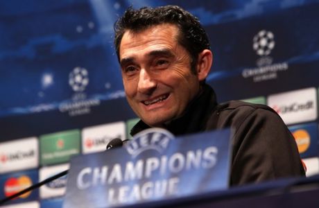 Valencia's head coach Ernesto Valverde gives a press conference, on the eve of their second leg of the UEFA Champions League last 16 match against Paris Saint Germain, Tuesday, March 5, 2013. (AP Photo/Thibault Camus)