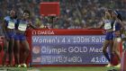 Η ομάδα των ΗΠΑ στα 4Χ100μ. (από αριστερά, Τόρι Μπάουι, Τιάνα Μπαρτολέτα, Άλισον Φέλιξ, Ίνγκλις Γκάρντνερ), πανηγυρίζει την κατάκτηση του χρυσού μεταλλίου στο τουρνουά στίβου των Ολυμπιακών Αγώνων 2016, Ολυμπιακό Στάδιο Ρίο ντε Ζανέιρο, Παρασκευή 19 Αυγούστου 2016