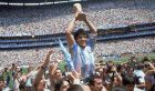 Η εμβληματική φωτογραφία στο Μουντιάλ '86. Ο Μαραντόνα με το Παγκόσμιο Κύπελλο στα χέρια. Όλος ο κόσμος δικός του