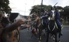 Συμπλοκές ιθαγενών διαδηλωτών με έφιππη αστυνομία
