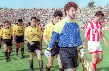 Παίκτες της ΑΕΚ και του Ολυμπιακού στον αγωνιστικό χώρο πριν από αναμέτρηση για την Α' Εθνική 1992-1993 στο 'Νίκος Γκούμας', Κυριακή 6 Ιουνίου 1993