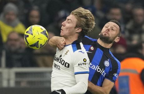 Inter Milan's Stefan de Vrij, right, challenges for the ball with Atalanta's Rasmus Hojlund during the Italian Cup round of 8 soccer match between Inter Milan and Atalanta at the San Siro stadium, in Milan, Italy, Tuesday, Jan. 31, 2023. (AP Photo/Antonio Calanni)