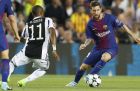 Barcelona's Lionel Messi, right, and Juventus' Douglas Costa vie for the ball during a Champions League group D soccer match between FC Barcelona and Juventus at the Camp Nou stadium in Barcelona, Spain, Tuesday, Sept. 12, 2017. (AP Photo/Francisco Seco)
