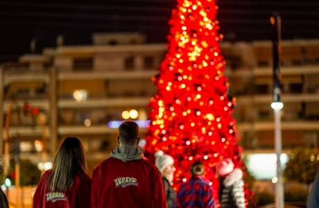 Χριστουγεννιάτικα κλικ κάτω από το κατακόκκινο δέντρο του ΣΚΡΑΤΣ στο Γαλάτσι – Εορταστικό χρώμα στην πλατεία Μανδηλαρά