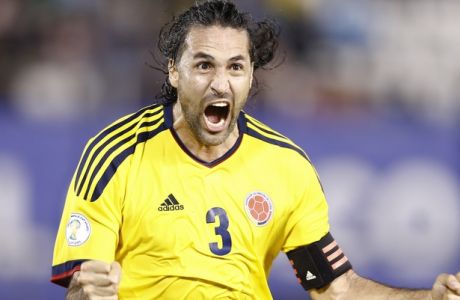 El jugador de Colombia, Mario Yepes, festeja un gol contra Paraguay en las eliminatorias mundialistas el martes, 15 de octubre de 2013, en Asunción. (AP Photo/Victor R. Caivano)