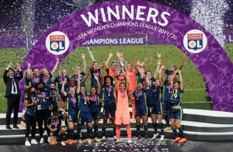 Οι παίκτριες της Λιόν πανηγυρίζουν την κατάκτηση του Champions League γυναικών 2019-2020 έπειτα απ' τον τελικό με τη Βόλφσμπουργκ στο 'Ανοέτα' του Σαν Σεμπαστιάν | Κυριακή 30 Αυγούστου 2020
