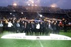 Οι παίκτες της Βαλένθια γιορτάζουν μαζί με τους φιλάθλους τους στο "Μεστάγια", κάτω από καταρρακτώδη βροχή, την κατάκτηση του πρωταθλήματος της σεζόν 2001/02.