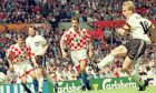 Ο Γιούργκεν Κλίνσμαν εκτελεί εύστοχα το πέναλτι για το 1-0 της Γερμανίας επί της Κροατίας, στον προημιτελικό του Euro 96