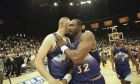 Ο Καρλ Μαλόουν σε στιγμιότυπο με τον Γκρεγκ Όστερταγκ των Γιούτα Τζαζ έπειτα από την αναμέτρηση με τους Λος Άντζελες Λέικερς για το Game 4 των τελικών της Δύσης στο NBA 1997-1998, Ίνγκλγουντ, Κυριακή 24 Μαΐου 1998