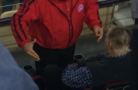Στο ΣΕΦ πασίγνωστος πολιτικός της κυβέρνησης ντυμένος στα κόκκινα