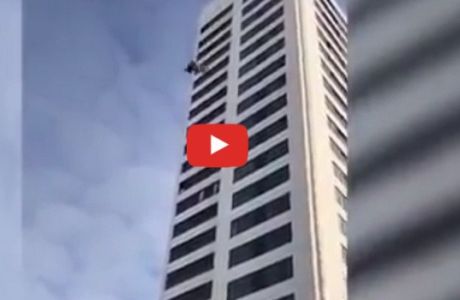 Sky diver πήδηξε από ουρανοξύστη, δεν άνοιξε το αλεξίπτωτο του αλλά επέζησε!