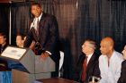 Ο Έρβιν Μάτζικ Τζόνσον ανακοινώνει σε συνέντευξη Τύπου την απόσυρση του από τους Λος Άντζελες Λέικερς, παρουσία του πρώην συμπαίκτη του, Καρίμ Αμπντούλ Τζαμπαρ και του κομισάριου του NBA, Ντέιβιντ Στερν.