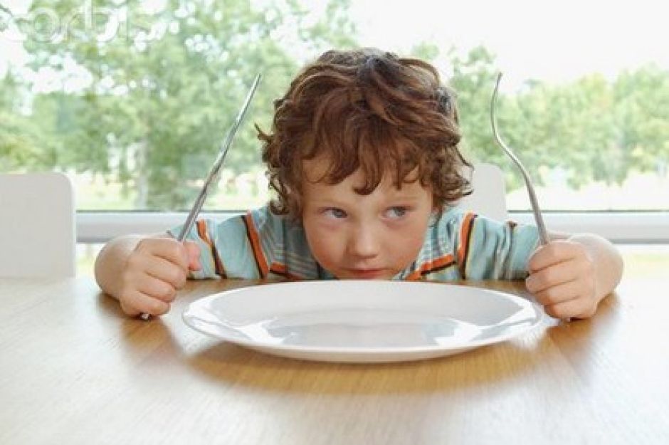Waiting table. Kids Table waiting for food. Table manners photo. Rude Table manners. Specific manners your Kids need to know.