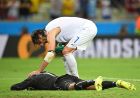 FORTALEZA, BRAZIL - JUNE 24:  A dejected Boubacar Barry of the Ivory Coast is consoled by Giorgos Samaras of Greece during the 2014 FIFA World Cup Brazil Group C match between Greece and the Ivory Coast at Castelao on June 24, 2014 in Fortaleza, Brazil.  (Photo by Laurence Griffiths/Getty Images)