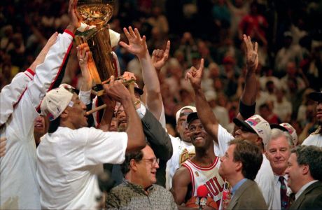 Οι Σικάγο Μπουλς πανηγυρίζουν ξέφρενα το πρωτάθλημα της σεζόν 1995-1996, το 4ο κατά σειρά στη μαγική 90s δυναστεία τους