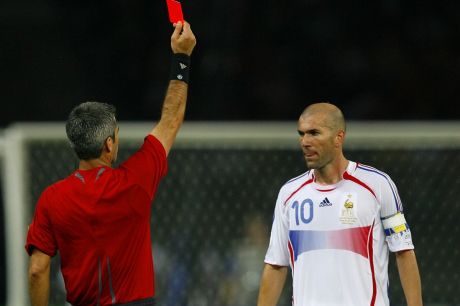 Ο Ζινεντίν Ζιντάν της Γαλλίας έπειτα από το χτύπημά του στον Μάρκο Ματεράτσι της Ιταλίας δέχεται κόκκινη κάρτα από τον Οράσιο Ελισόντο στον τελικό του Παγκοσμίου Κυπέλλου 2006 στο Ολυμπιακό Στάδιο Βερολίνου | Κυριακή 9 Ιουλίου 2020