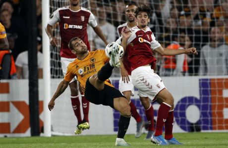 Ο Τρινκάο διεκδικεί τη μπάλα κατά την αναμέτρηση Γούλβς-Μπράγκα για το Europa League