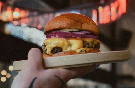 Γιατί όλοι παραμιλάνε με το cheeseburger του Lost Athens