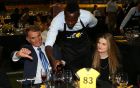 Η γιορτή της ΑΕΚ στα Σπάτα με τους παίκτες ντυμένους σερβιτόρους