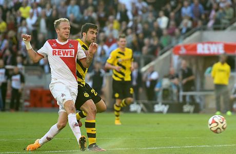 COLOGNE, GERMANY - OCTOBER 18:  Kevin Vogt of 1. FC Koeln scores their first goal during the Bundesliga match between 1. FC Koeln and Borussia Dortmund at RheinEnergieStadion on October 18, 2014 in Cologne, Germany.  (Photo by Dennis Grombkowski/Bongarts/Getty Images)
