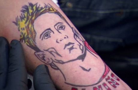Έκανε τατουάζ τον Τόρες ύστερα από χαμένο στοίχημα (PHOTO & VIDEO)
