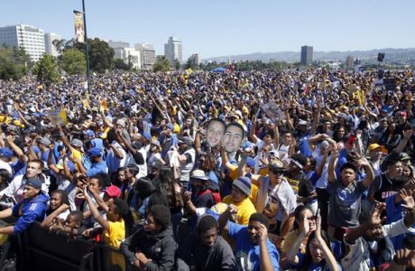 A sea of Golden State Warriors' fans cheer during the NBA championship rally at Henry J. Kaiser Convention Center across from Lake Merritt in Oakland, Calif., on Friday, June 19, 2015. (Ray Chavez/Bay Area News Group)