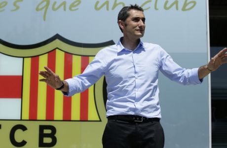 Barcelona's coach Ernesto Valverde gestures upon his arrival at the club's office at the Camp Nou stadium in Barcelona, Spain, Wednesday, May 31, 2017. Former player Valverde was hired as the new coach, the club confirmed on Monday. (AP Photo/Manu Fernandez)