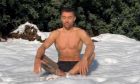 Ο Μουνιέ βγήκε ημίγυμνος στο χιόνι για διαλογισμό