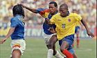 Ο Φαουστίνο Ασπρίγια σε αναμέτρηση της Κολομβίας με το Εκουαδόρ για τα προκριματικά του Παγκοσμίου Κυπέλλου 1998