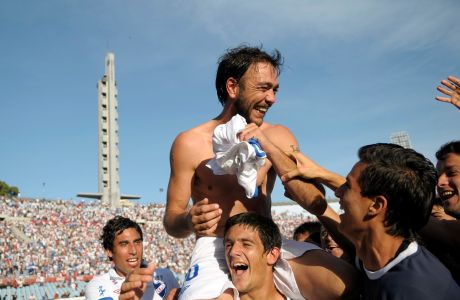 Ο Άλβαρο Ρεκόμπα της Νασιονάλ πανηγυρίζει την κατάκτηση του πρωταθλήματος Ουρουγουάης, Μοντεβίδεο, Κυριακή 4 Δεκεμβρίου 2011