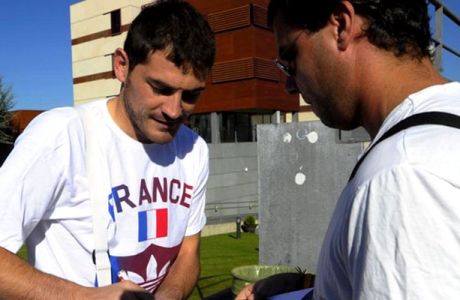 Ο Κασίγιας με μπλούζα που έγραφε "Γαλλία"