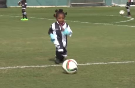 VIDEO: Οι παίκτες του ΠΑΟΚ παίζουν μπάλα με παιδιά προσφύγων