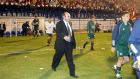 Ο προπονητής του Παναθηναϊκού, Σέρχιο Μαρκαριάν, στον αγωνιστικό χώρο πριν από το ντέρμπι με τον Ολυμπιακό για την Α' Εθνική 2002-2003 στο γήπεδο της Ριζούπολης, Κυριακή 11 Μαΐου 2003