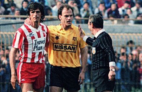 Τάσος Μητρόπουλος και Τάκης Καραγκιοζόπουλος σε μια classic στιγμή των ποδοσφαιρικών 80s