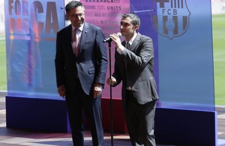 FC Barcelona's new signing coach Ernesto Valverde, right, speaks to the media next to FC Barcelona's president Josep Maria Bartomeu during his official presentation at the Camp Nou stadium in Barcelona, Spain, Thursday, June 1, 2017. Former player Valverde was hired as the new coach, the club confirmed on Monday. (AP Photo/Manu Fernandez)