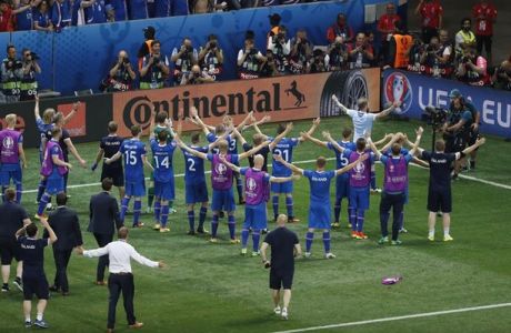 Οι τρομεροί πανηγυρισμοί των Ισλανδών παικτών μετά την πρόκριση επί της Αγγλίας!