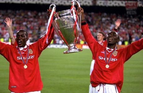 BARCELONA, SPAIN - MAY 26:  Dwight Yorke and Andy Cole of Manchester United lift the European Cup after the UEFA Champions League Final between Bayern Munich v Manchester United at the Nou camp Stadium on 26 May, 1999 in Barcelona, Spain. Bayern Munich 1 Manchester United 2.  (Photo by Matthew Peters/Manchester United via Getty Images)