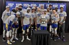 Los Warriors de Golden State posan con el trofeo de campeones de la Conferencia del Oeste, tras barrera a los Trail Blazers de Portland, el lunes 20 de mayo de 2019 (AP Foto/Craig Mitchelldyer)
