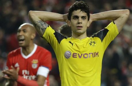 Dortmund's Marc Bartra reacts next to Benfica's Luisao during the Champions League round of 16, first leg, soccer match between Benfica and Borussia Dortmund at the Luz stadium in Lisbon, Tuesday, Feb. 14, 2017. (AP Photo/Armando Franca)