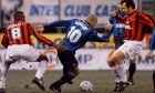 Ο Ρονάλντο με την φανέλα της Ίντερ επιχειρεί να περάσει ανάμεσα στους Ντεσαγί και Σαβίτσεβιτς στο Derby della Madonnina, για το Κύπελλο Ιταλίας τον Ιανουάριο του 1998.  (AP Photo/Luca Bruno)
