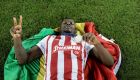 Ο Μαντί Καμαρά έχει ξαπλώσει στη σημαία της Γουινέα και δείχνει με περηφάνια το μετάλλιο του