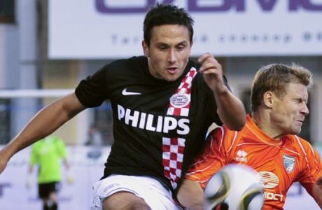 PSV Eindhoven's Jagos Vukovic, foreground, vies for the ball with FC Sibir's  Maksim Astafyev during their UEFA Europe League first leg play off soccer match in the major Russia's Siberian city of Novosibirsk about 2800 kilometers (1,750 miles) east of Moscow, Thursday Aug. 19, 2010. (AP Photo/Ilnar Salakhiev)