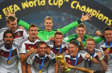 RIO DE JANEIRO, BRAZIL - JULY 13:  Manuel Neuer (C) and players of Germany pose for photographs after the 1-0 win in the 2014 FIFA World Cup Brazil Final match between Germany and Argentina at Maracana on July 13, 2014 in Rio de Janeiro, Brazil.  (Photo by Mike Hewitt - FIFA/FIFA via Getty Images)